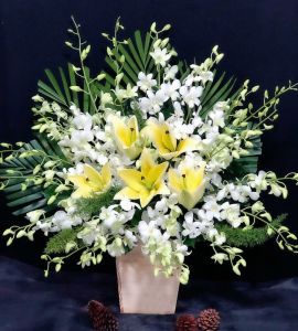 Giỏ hoa lan trắng